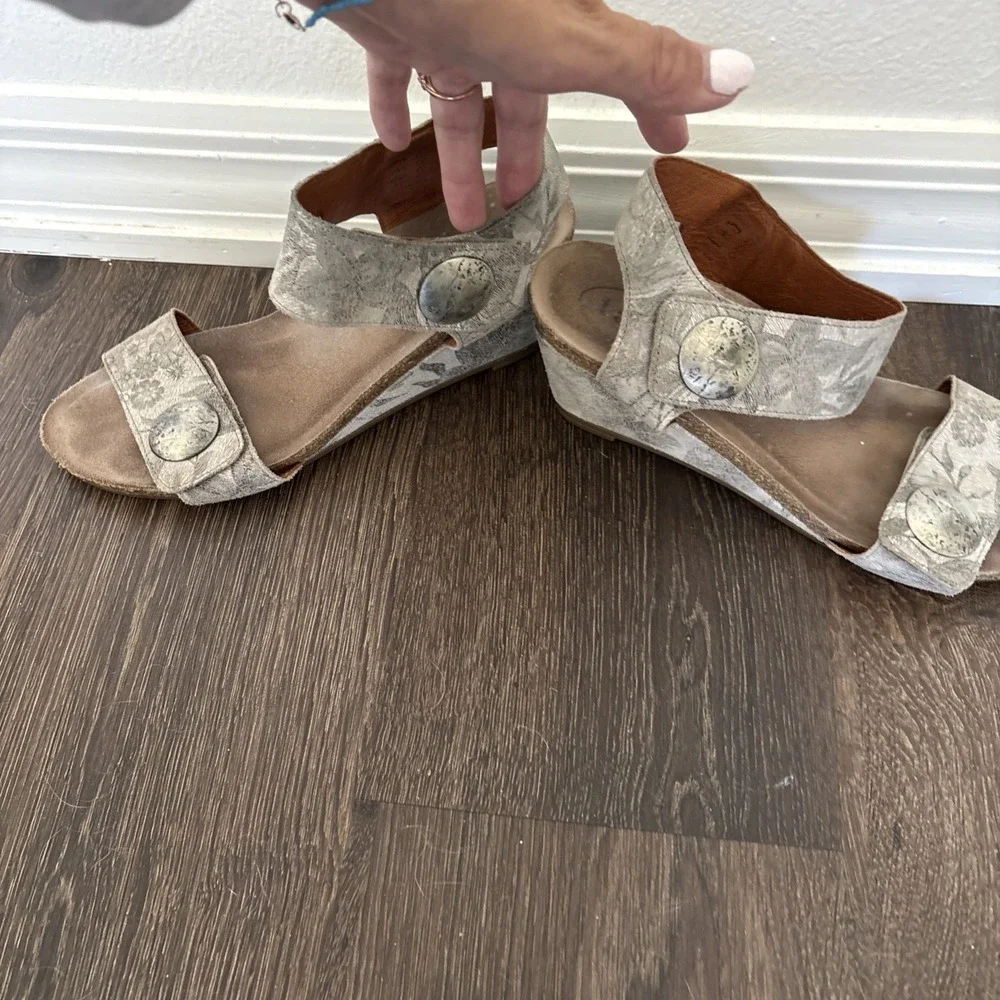 Taos Carousel 2 Gray Suede Floral Wedge Heel Ankle Strap Sandal Women 9/9.5 MINT